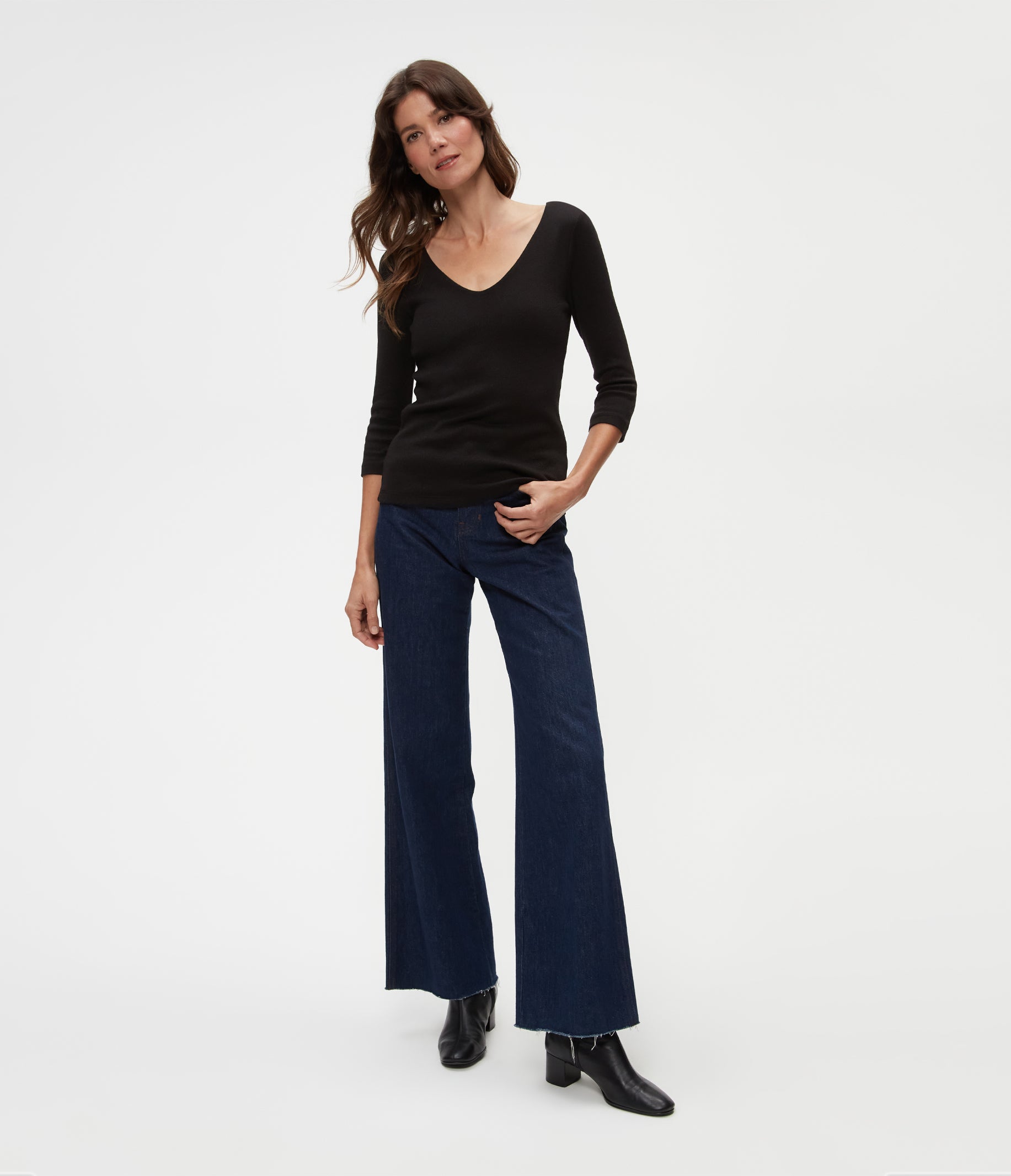 驚きの値段で Angelina Shine V-Neck Tee トップス