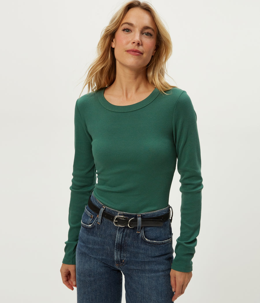 Zola Ribbed Tee in Emerald GREEN Close up View #EMERALD