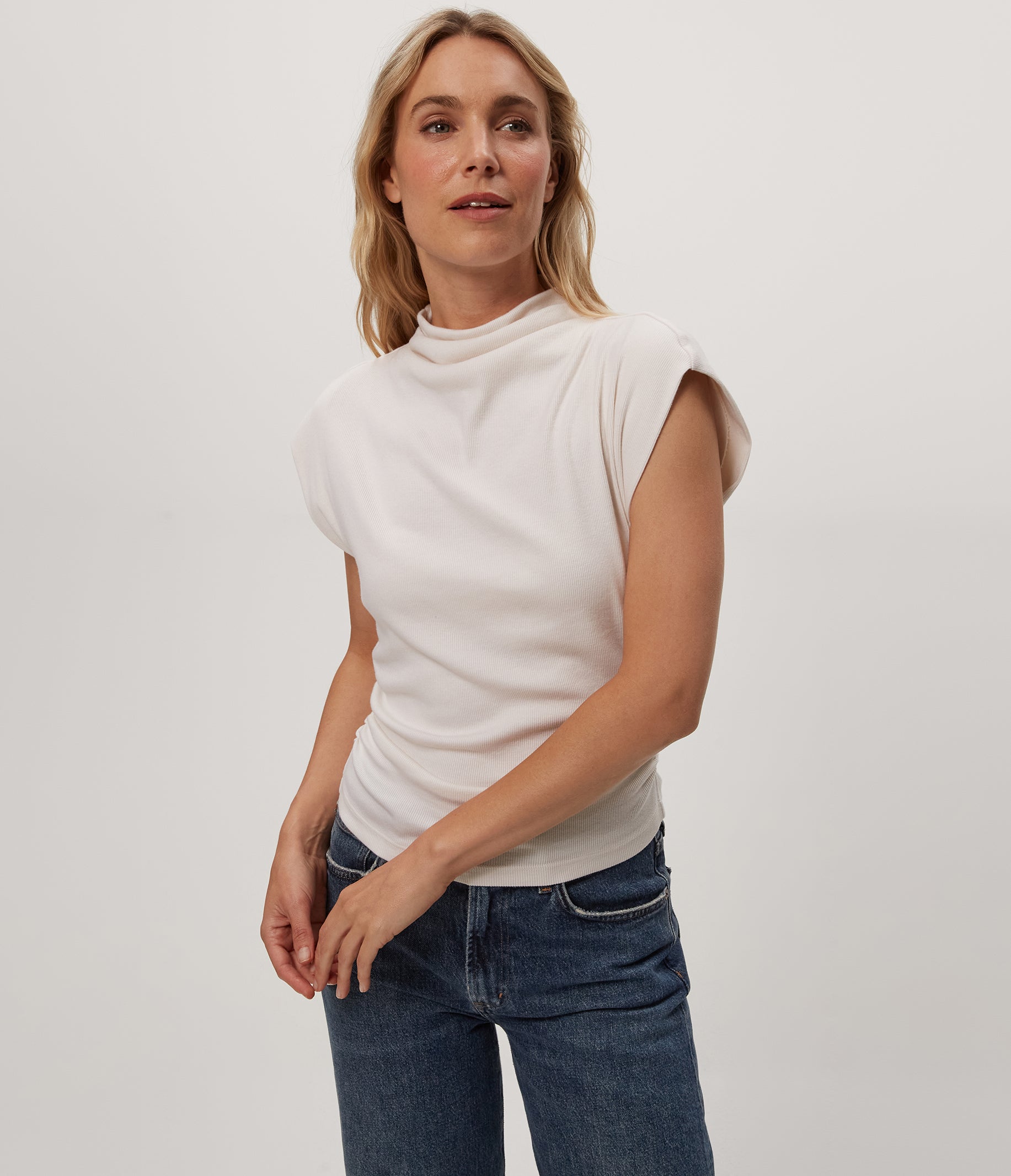 新品タグ付き SHEER VELOUR POWER SHOULDER TOPS Amara Power Shoulder Tee