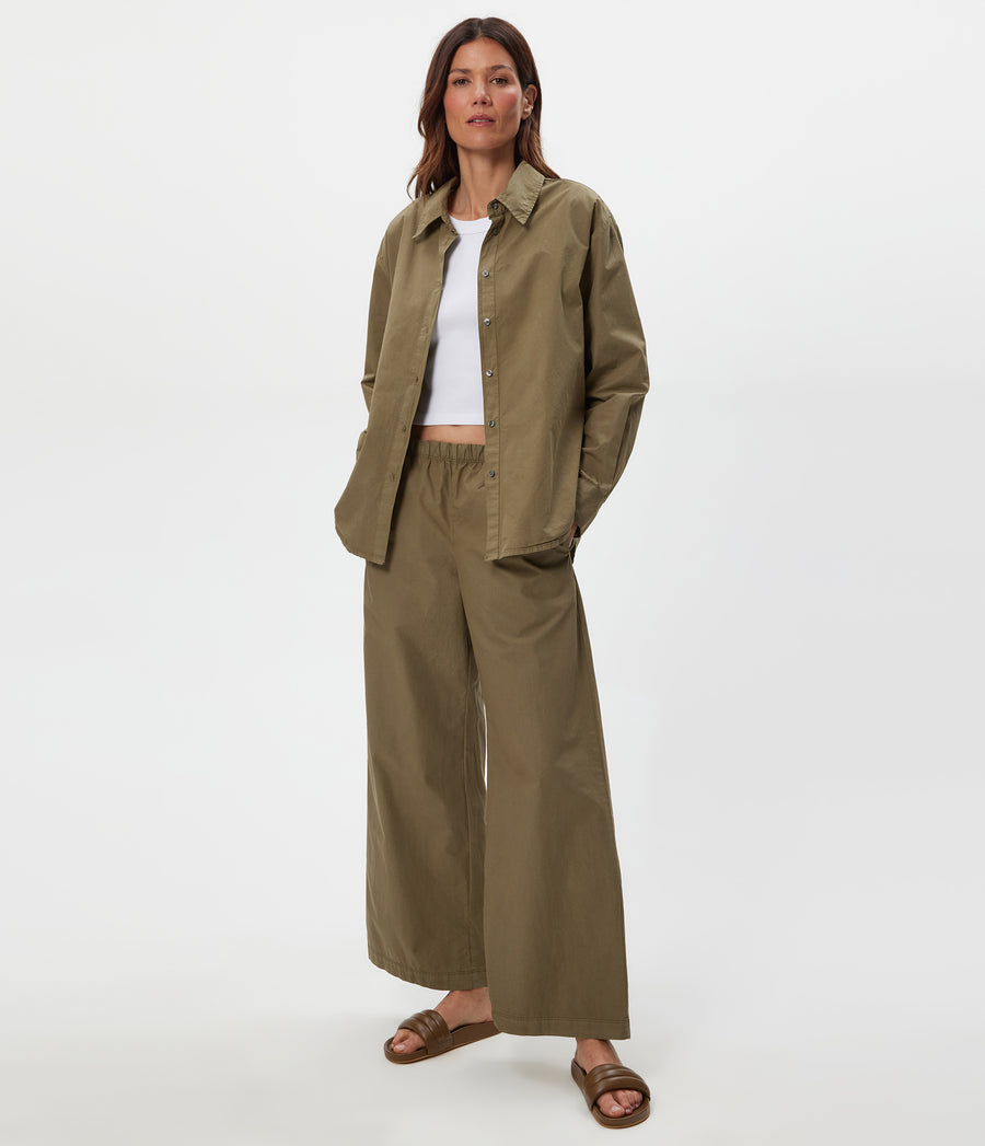 Taylor Wide Leg Pant in CAPER Green Close up View #CAPER