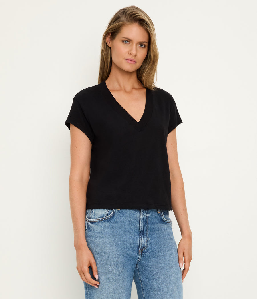 Harlan Cropped V-Neck Tee in Black Side View #BLACK