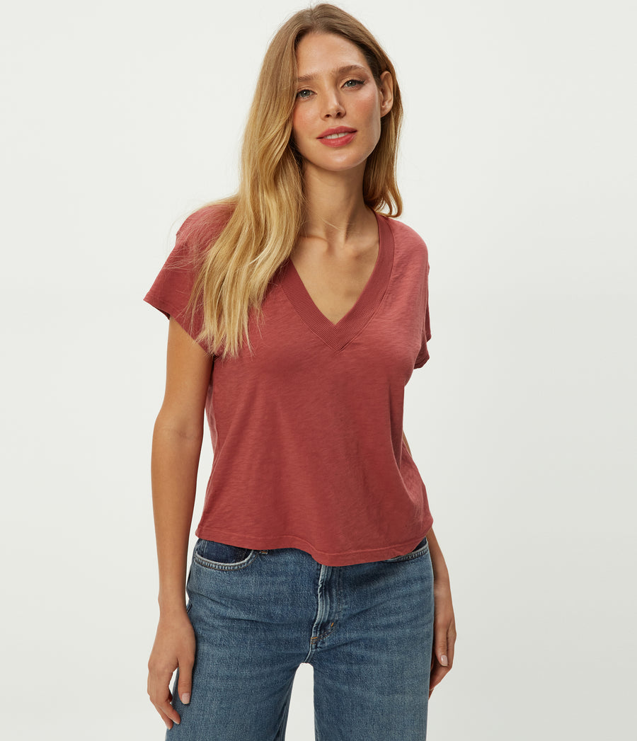 Harlan Cropped V-Neck Tee in MUSE ORANGE Combo Close up View #MUSE