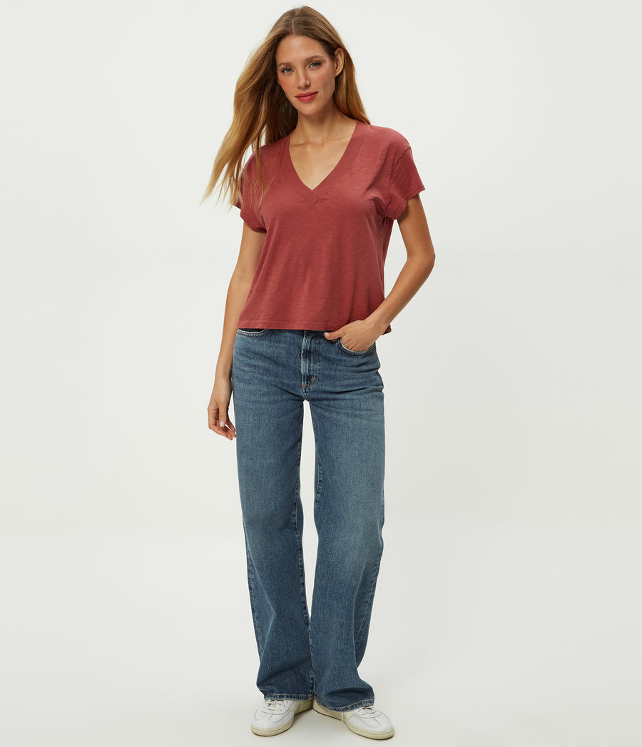 Harlan Cropped V-Neck Tee in MUSE ORANGE Combo Full Body View #MUSE