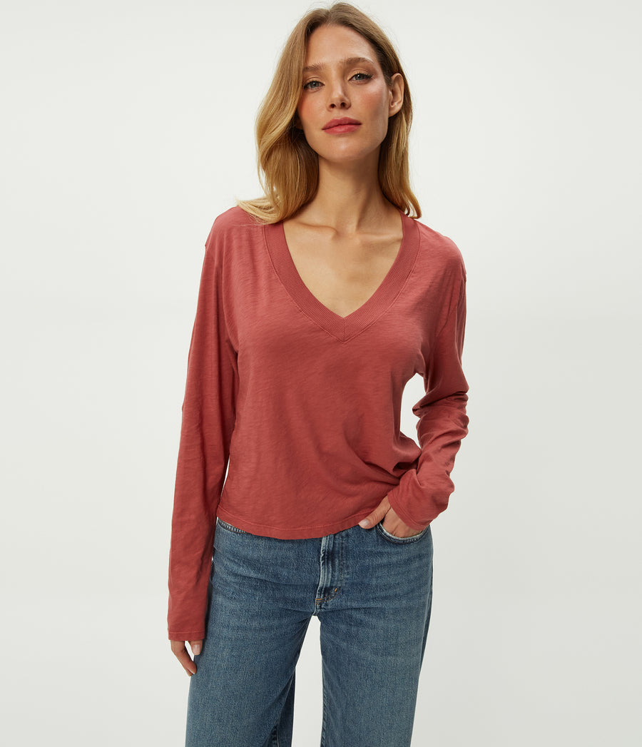 Brea Cropped V-Neck Tee in MUSE ORANGE Combo Close up View #MUSE