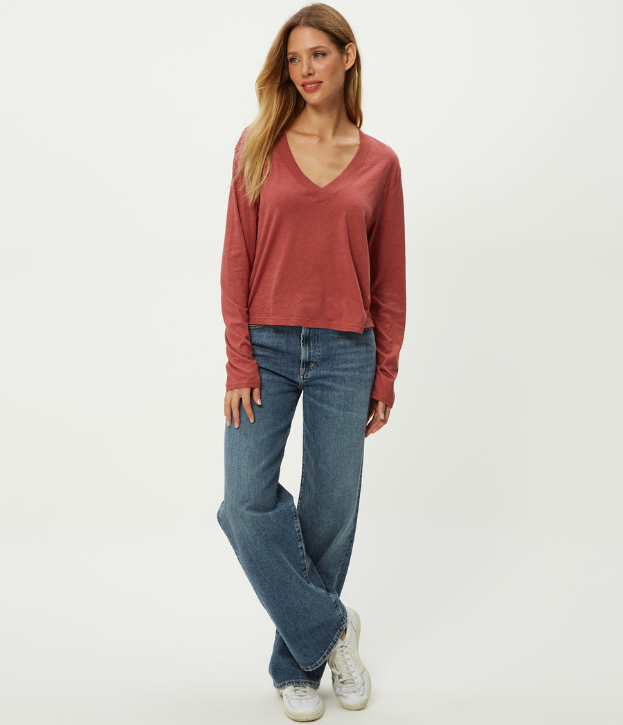 Brea Cropped V-Neck Tee in MUSE ORANGE Combo Full Body View #MUSE