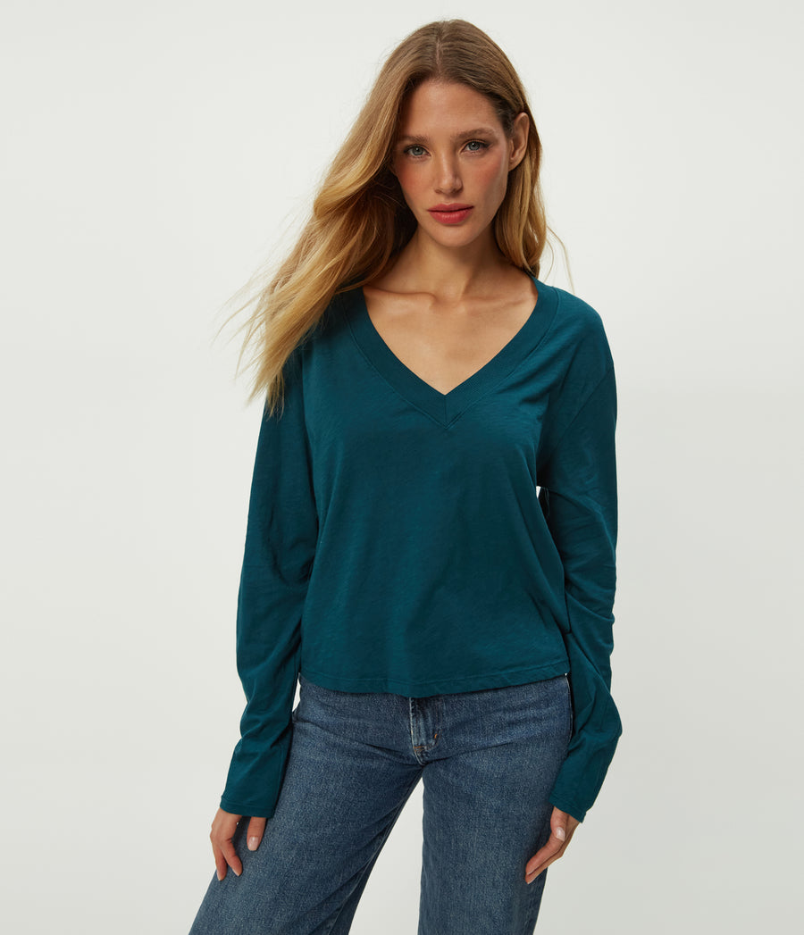 Brea Cropped V-Neck Tee in RAINFOREST BLUE Combo Close up View #RAINFOREST