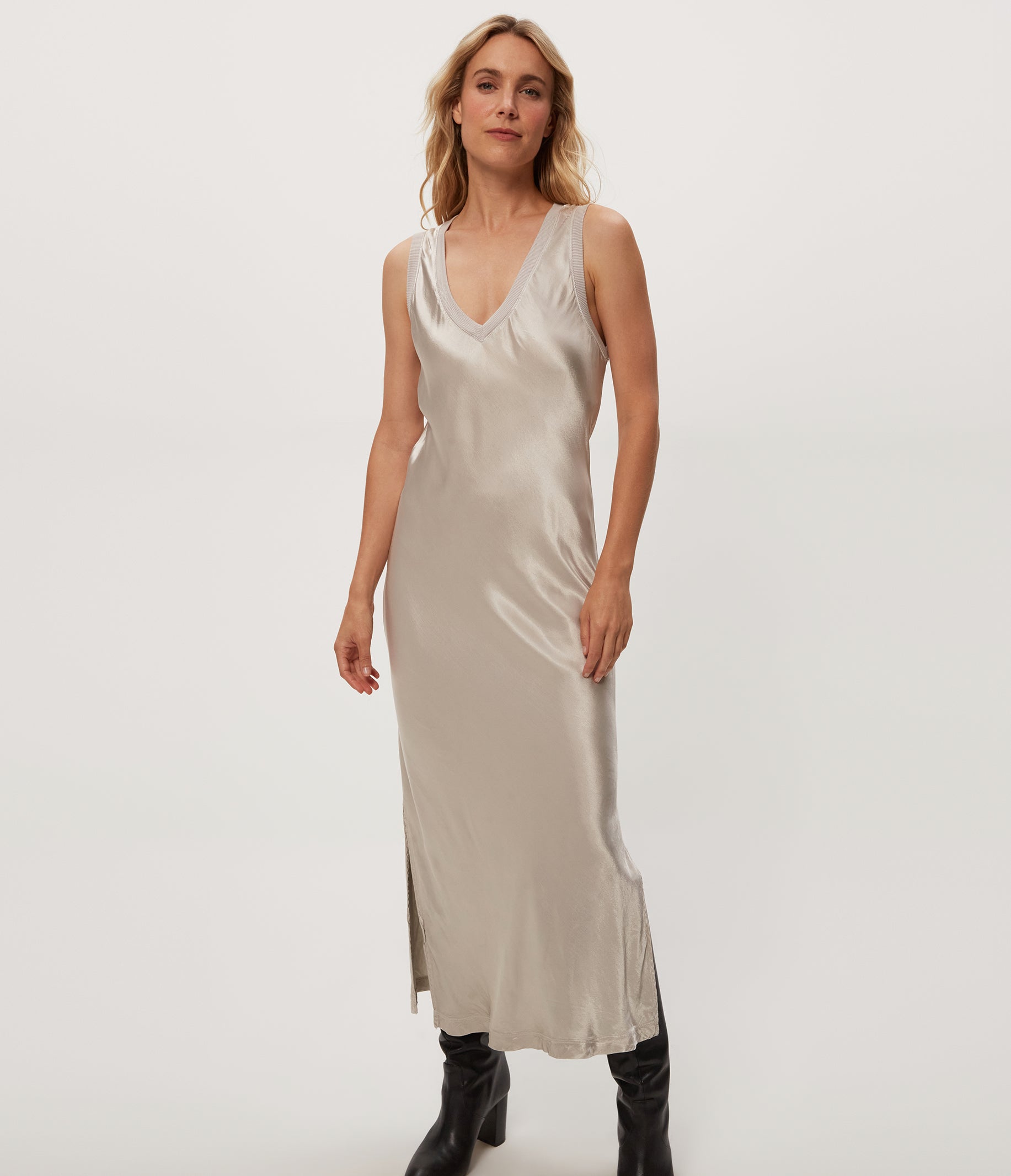 Michael Stars Randi V-Neck Midi in Cement - L Michael Stars Randi V-Neck Midi in Cement - L