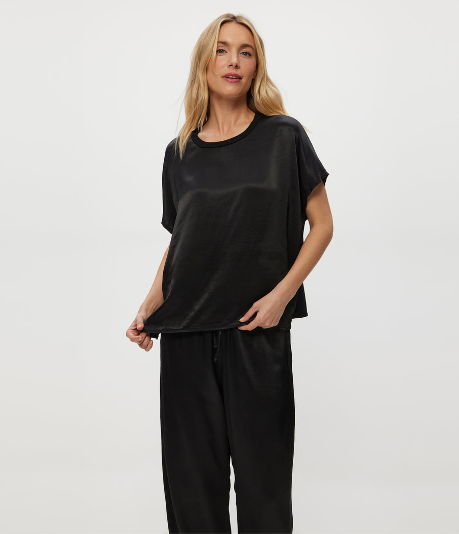 FLOW TEE in Black  Close Up View #BLACK