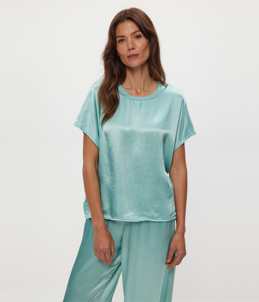 FLOW TEE in SERENE BLUE Close Up View #SERENE