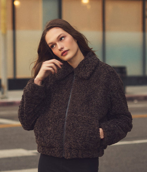 LOOK_26_0105_OTR006_JAV_RT_25-