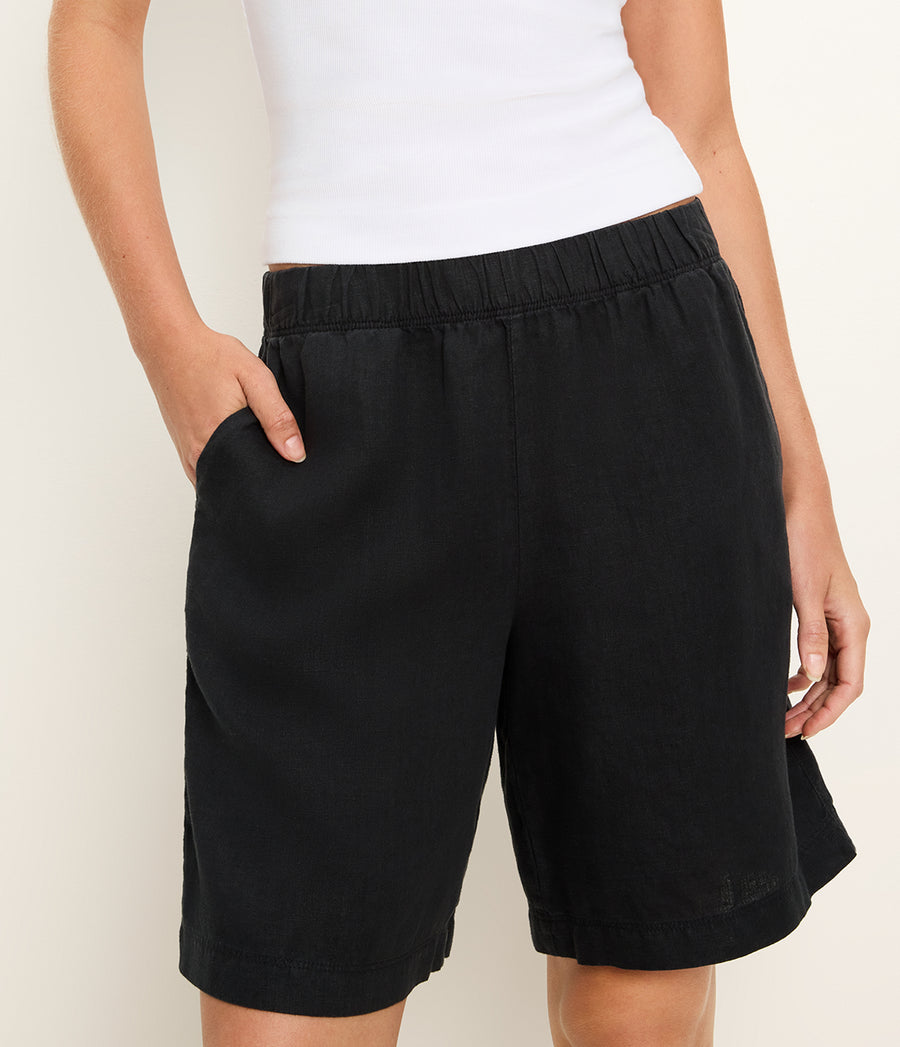 Veya Bermuda Shorts in Black Close up View #BLACK